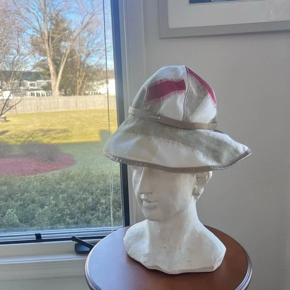 Burberry Beige and Red Bucket Hat - Picture 2 of 5